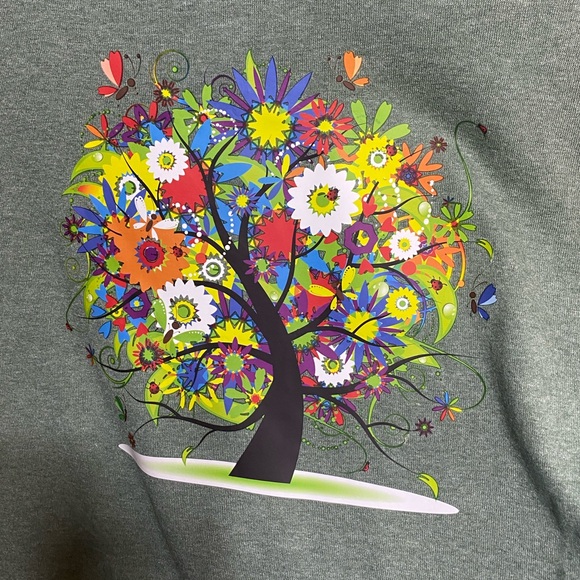Gildan unisex T-Shirt with colourful tree transfer - Picture 3 of 3